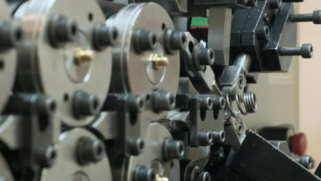The work of the machine for the production of springs, conveyor drum type