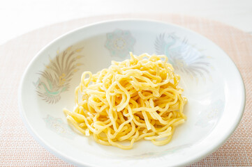 茹でたラーメン麺