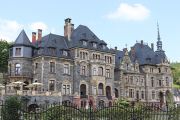 Fototapeta na wymiar Blick auf Schloss Lieser an der Mosel.