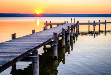 Obraz premium old wooden jetty at a bavarian lake