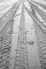 Grobe Reifenspuren im Sand am Strand von Knokke-Heist an der Nordsee bei Brügge in Westflandern in...