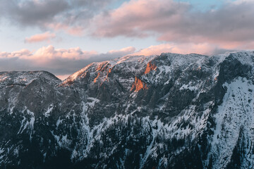 Verschneites Bergmassiv in den österreichischen Alpen während des Sonnenaufgangs