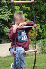 Obraz premium enfant grimpant à une échelle de manège , jeux