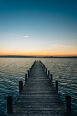 Fototapeta premium Sonnenuntergang mit Steg am See im österreichischen Seengebiet