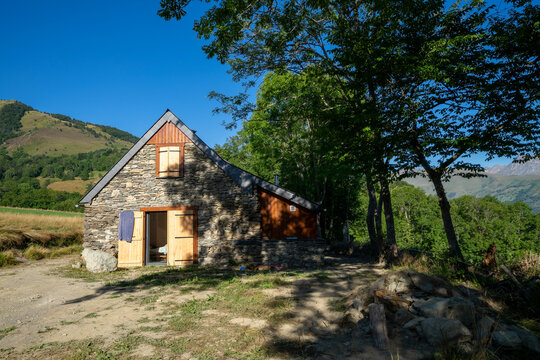 Authentic renovated Pyrenean barn in the Aure valley. slate roof, exposed stone and wood construction. amazing view on the mountains