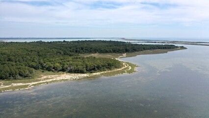 survol des plages de Frontignan près de Sète dans le sud de la France (plage des Aresquiers)