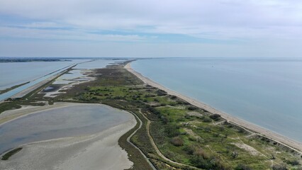 survol des plages de Frontignan près de Sète dans le sud de la France (plage des Aresquiers)