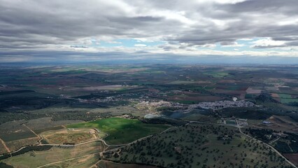 survol du Guadalquivir et de terres agricoles et d'une retenue d'eau, barrage hydroélectrique en Andalousie dans le sud de l'Espagne	