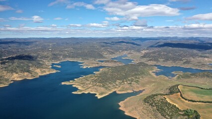 Fototapeta na wymiar survol d'une retenue d'eau, barrage hydroélectrique en Andalousie dans le sud de l'Espagne