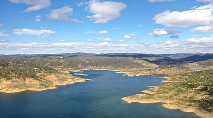 Fototapeta na wymiar survol d'une retenue d'eau, barrage hydroélectrique en Andalousie dans le sud de l'Espagne