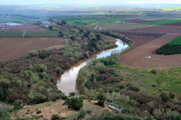 survol du Guadalquivir et de terres agricoles et d'une retenue d'eau, barrage hydroélectrique en Andalousie dans le sud de l'Espagne	