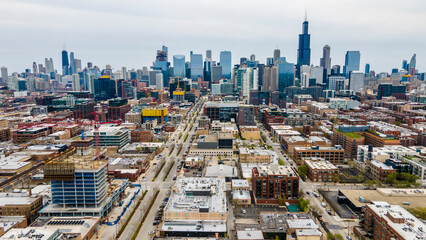 Naklejka premium aerial drone shot of Chicago urban city area. the aerial photography of the city is beautiful with skyscrapers and clouds 