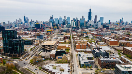 Naklejka premium aerial drone shot of Chicago urban city area. the aerial photography of the city is beautiful with skyscrapers and clouds 