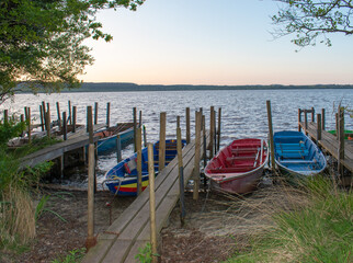 Naklejka na ściany i meble Barques au coucher de soleil sur le lac de Léon (Landes) - France