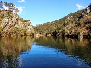 Fototapeta na wymiar Paraje fluvial entre Galicia y Asturias
