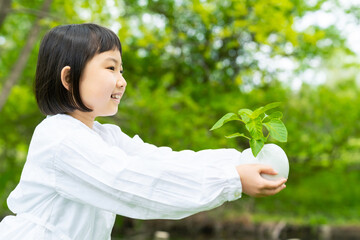 植物を持つ女の子　環境イメージ　SDGs　サステナブル