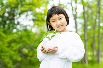 植物を持つ女の子　環境イメージ　SDGs　サステナブル