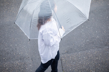 傘をさして歩く女性　Rain