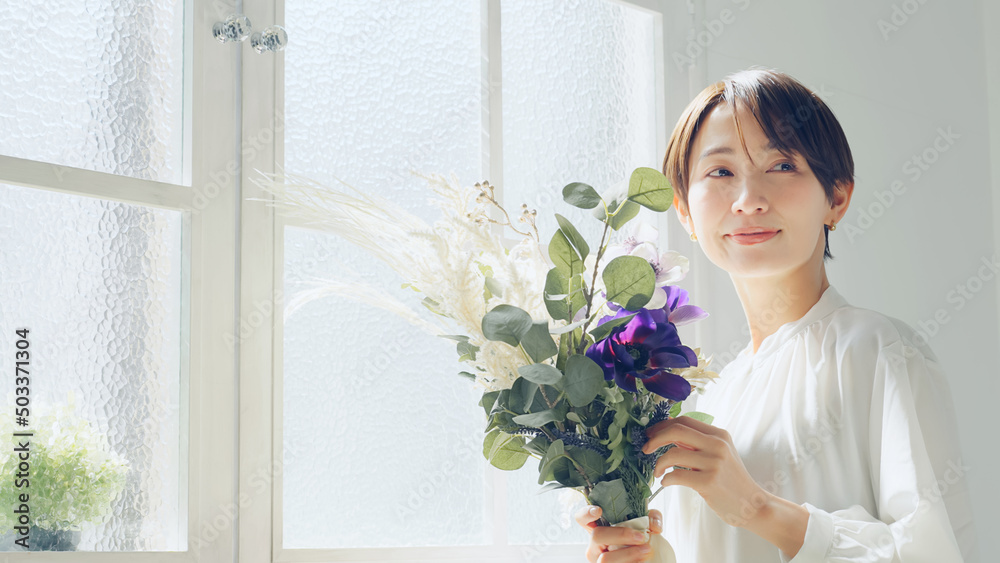 Poster 花束を持つ女性　美容イメージ　フラワーアレンジメント　フラワーコーディネーター