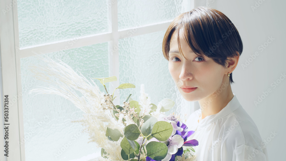 Poster 花束を持つ女性　美容イメージ　フラワーアレンジメント　フラワーコーディネーター