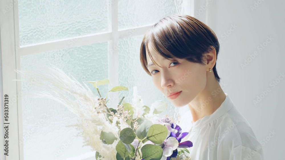 Poster 花束を持つ女性　美容イメージ　フラワーアレンジメント　フラワーコーディネーター