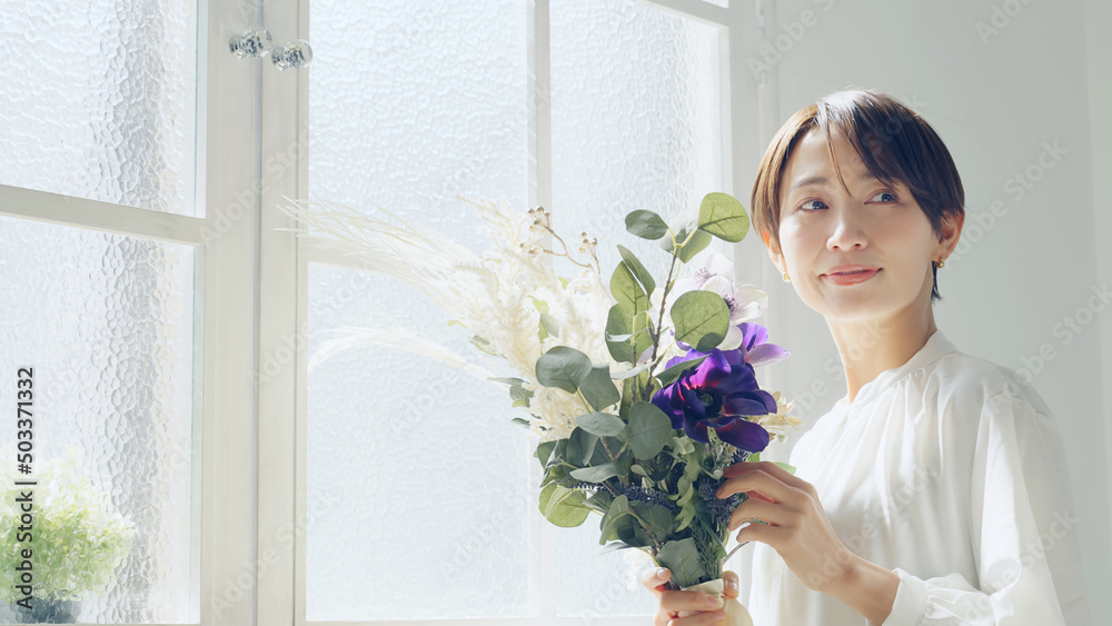 Aufkleber 花束を持つ女性　美容イメージ　フラワーアレンジメント　フラワーコーディネーター