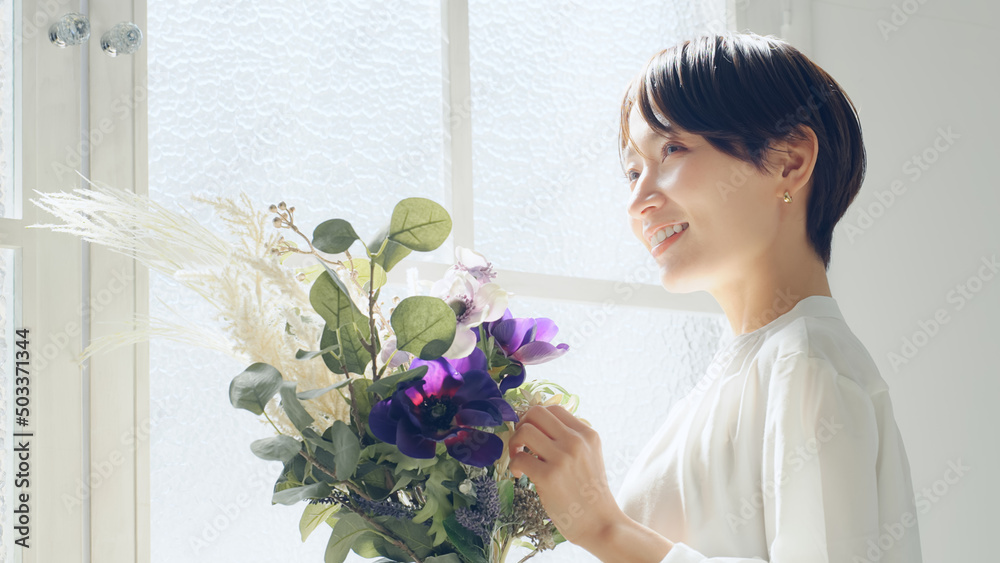 Poster 花束を持つ女性　美容イメージ　フラワーアレンジメント　フラワーコーディネーター