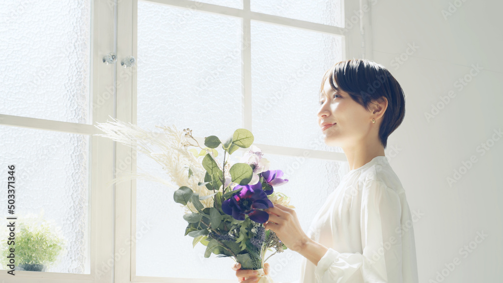 Aufkleber 花束を持つ女性　美容イメージ　フラワーアレンジメント　フラワーコーディネーター