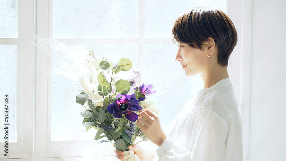 Poster 花束を持つ女性　美容イメージ　フラワーアレンジメント　フラワーコーディネーター