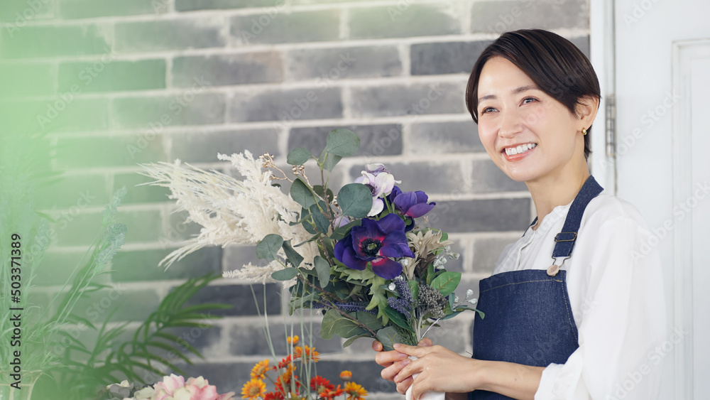 Aufkleber 花束を持つエプロンをつけた女性　花屋　店員