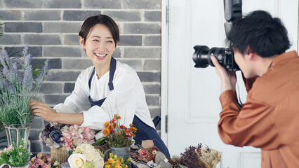 写真撮影される花屋の店員　取材　宣伝