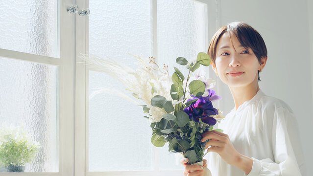 花束を持つ女性　美容イメージ　フラワーアレンジメント　フラワーコーディネーター