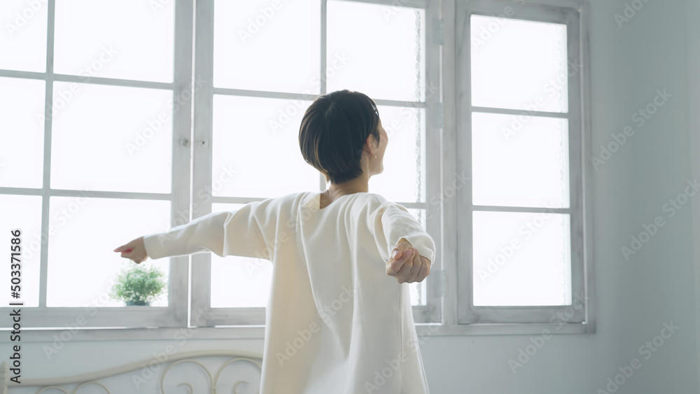 Poster リラックスする女性　ボディケア　健康