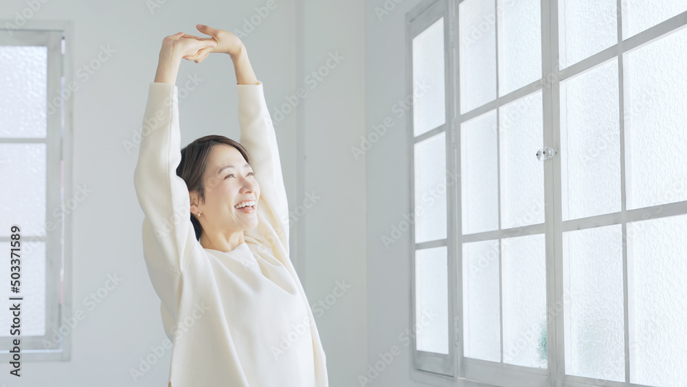 Aufkleber リラックスする女性　ボディケア　健康