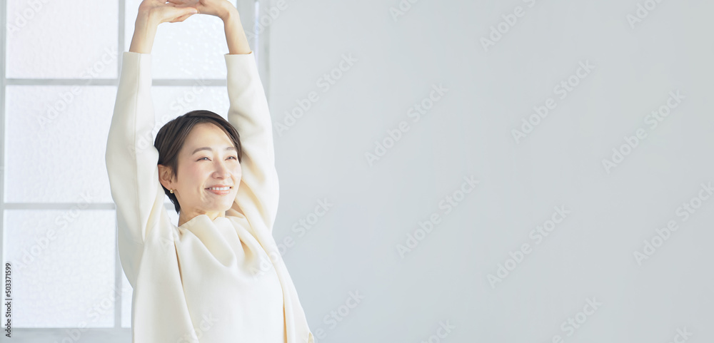 Aufkleber リラックスする女性　ボディケア　健康