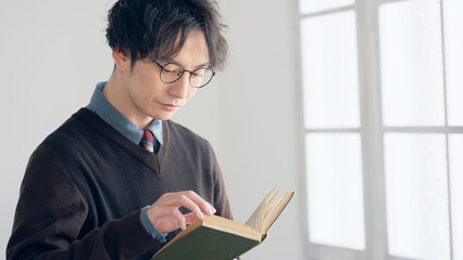 本を読む男性
