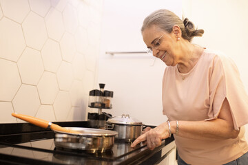 Avó brasileira feliz cozinhando o jantar