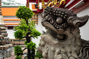 Estatua de criatura protectora de templo Wat Pho, en Bangkok, Tailandia