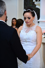 Naklejka premium bride and groom holding hands 