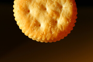 Round shapes crackers with peanut filling
