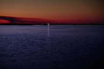 Obraz premium Sunset on the embankment of the Amur river in Khabarovsk. The sunset over the horizon.