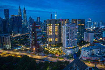 Fototapeta premium Kuala Lumpur, Malaysia cityscape during sun dawn and blue hours