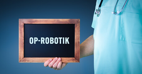 OP-Robotik. Arzt zeigt Schild/Tafel mit Holz Rahmen. Hintergrund blau