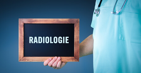 Radiologie. Arzt zeigt Schild/Tafel mit Holz Rahmen. Hintergrund blau