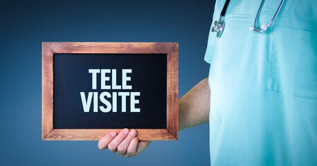 Tele-Visite. Arzt zeigt Schild/Tafel mit Holz Rahmen. Hintergrund blau