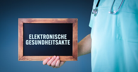 Elektronische Gesundheitsakte. Arzt zeigt Schild/Tafel mit Holz Rahmen. Hintergrund blau