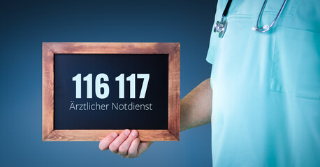 116 117 (Ärztlicher Notdienst). Arzt zeigt Schild/Tafel mit Holz Rahmen. Hintergrund blau