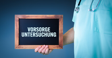 Vorsorgeuntersuchung. Arzt zeigt Schild/Tafel mit Holz Rahmen. Hintergrund blau