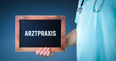 Arztpraxis. Arzt zeigt Schild/Tafel mit Holz Rahmen. Hintergrund blau