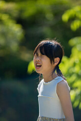 夏の公園で泣いている可愛い小学生の女の子の様子